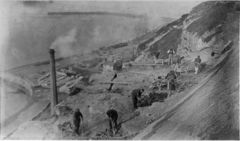 Boards-cover-the-cracks-in-the-cliff